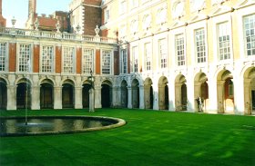 Leonie in the courtyard @ Hampton Court Palace